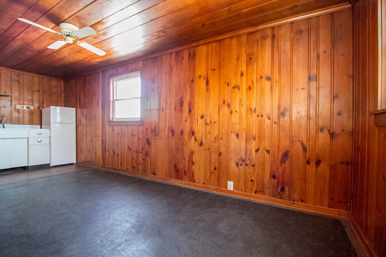 Primary Photo - 3930 Upton Ave
