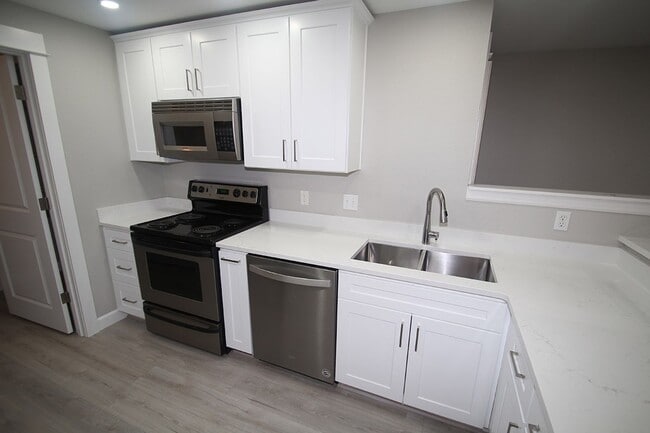 Building Photo - REMODELED KIRKLAND 2 BED CONDO FOR RENT W ...