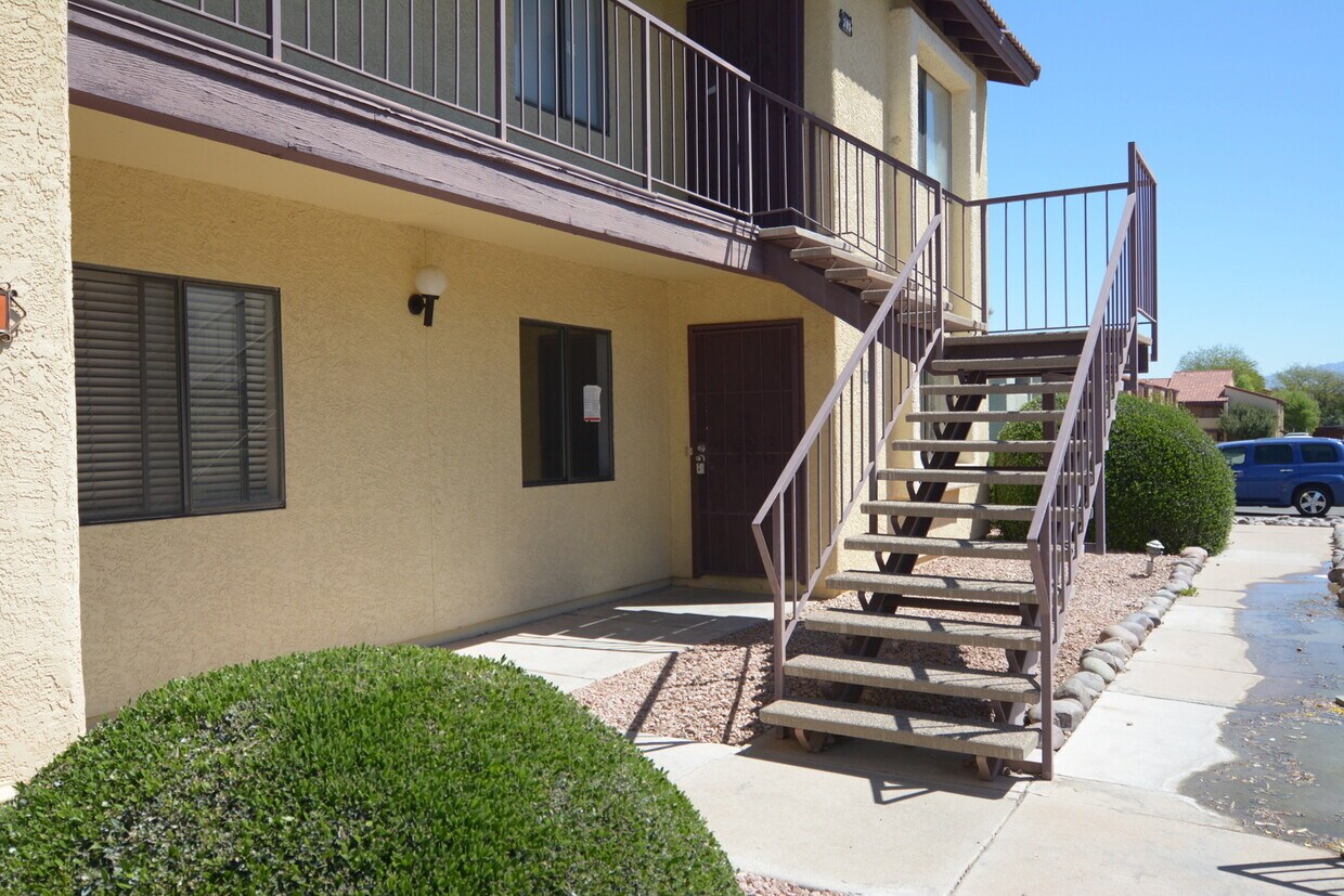 Primary Photo - Modern 2 Bedroom 2 Bath Condo! Great East ...