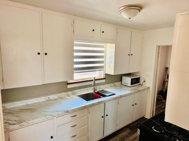 Building Photo - 1316 Buena Vista Dr SE