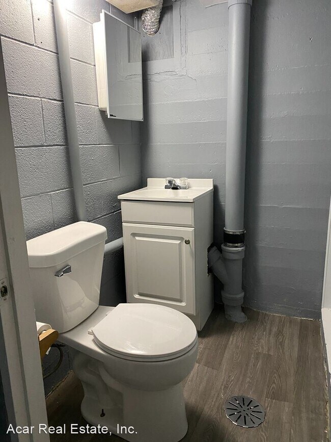 Building Photo - 2 br, 1 bath House - 406 E 11th St B