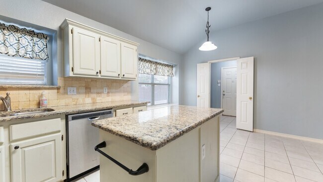 Photo - 525 Mustang Ridge Dr House