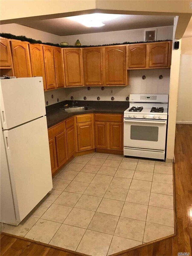 Primary Photo - 701 Warwick St