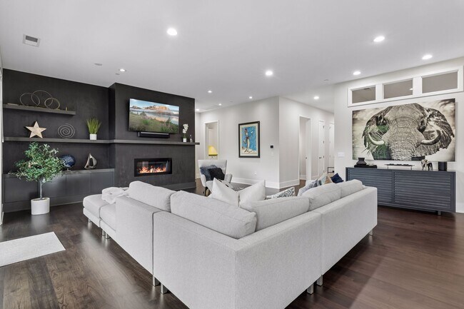 Great space for gathering - 935 Lake St E