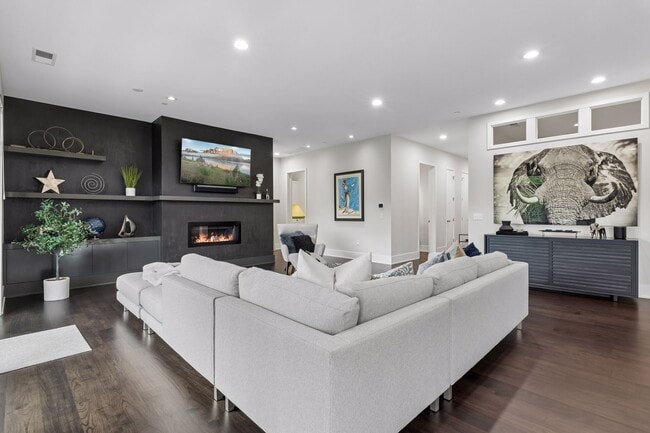 Great space for gathering - 935 Lake St E