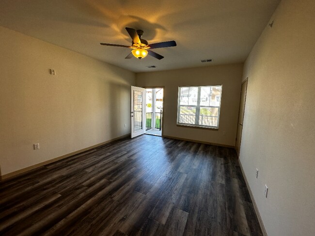 Foto del edificio - 3036 Triumph Dr