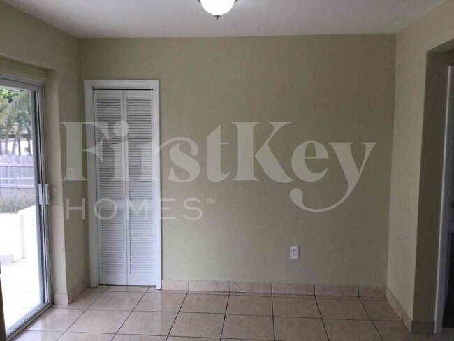 Foto del edificio - 18000 NW 6th Ct