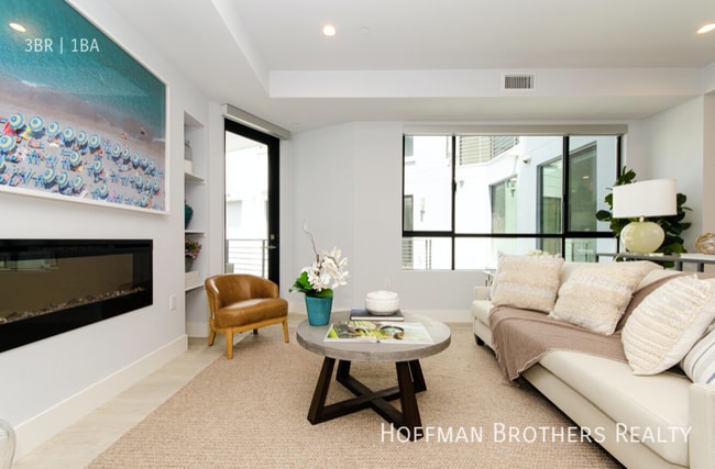 Building Photo - 5955 Saturn St