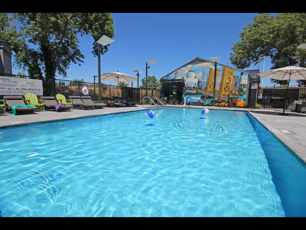 Piscina cerca del Centro de arrendamiento - University River Village