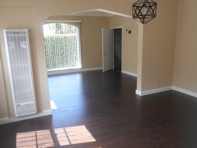 Building Photo - 2618 Hillcrest Dr