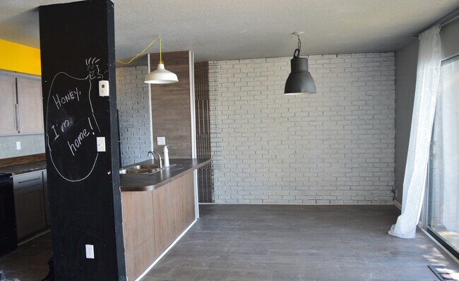 Foto del edificio - 1740 Grove Rd