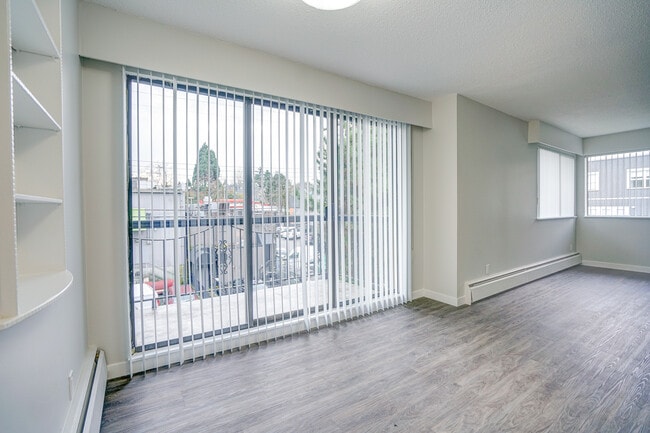 Building Photo - Royale