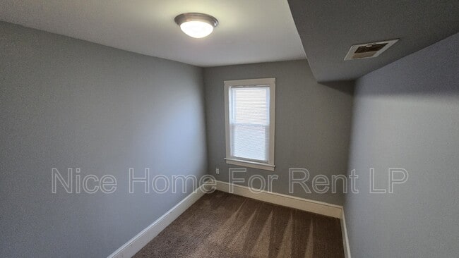 Foto del edificio - 64 Simpson Ave