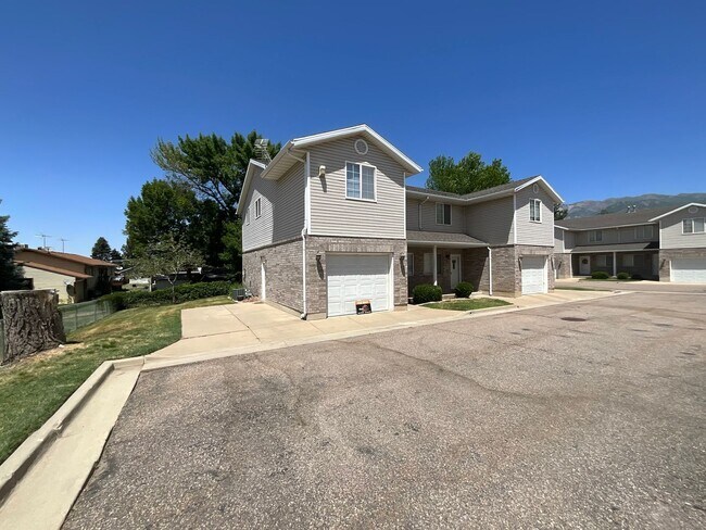 Building Photo - 3 bdrm 2 1/2 bath Townhome