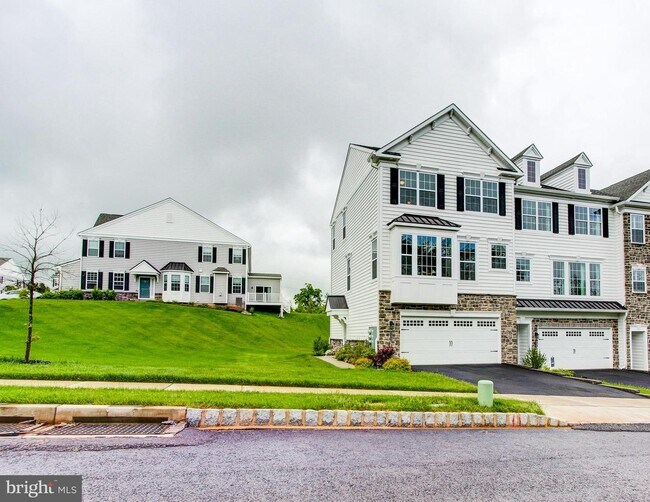 Building Photo - 135 Woodwinds Dr