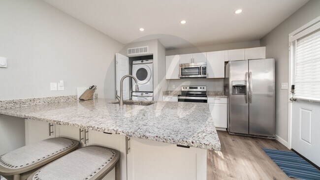 Building Photo - Charming Downtown Cottage