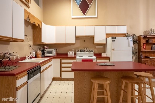 Building Photo - 1 br, 1 bath Apartment - 310 NE Main St.