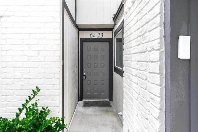 Foto del edificio - 6423 Coachwood Dr