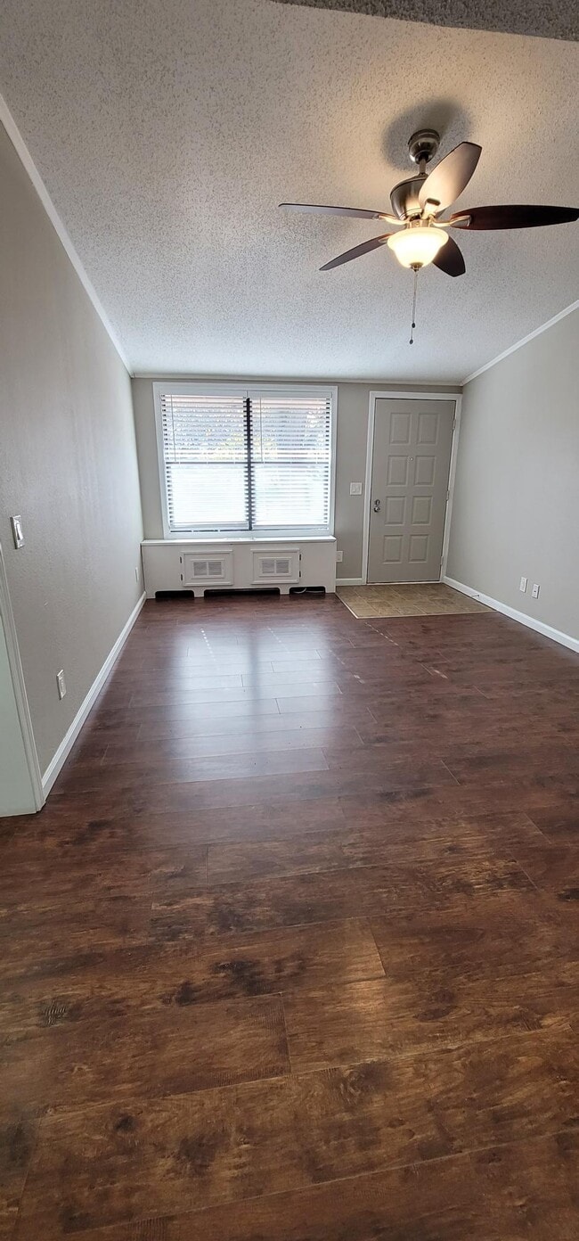 Building Photo - 252 Waterbury Ct