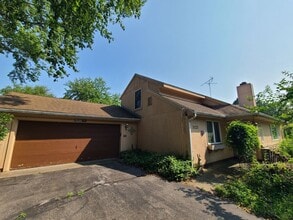 Building Photo - 3123 Lakeshore Dr