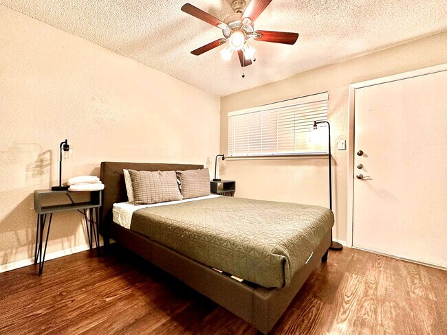 Foto del edificio - 1 Bed 1 Bath Steps from the UT Campus!