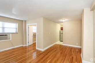 1BR, 1BA - 567 SF - Convent Gardens Apartments