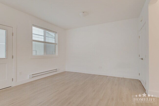 Photo du bâtiment - Spacious Modern 2 Bed 1 Bath Basement Suite for Rent in Hope (Silver Creek)!