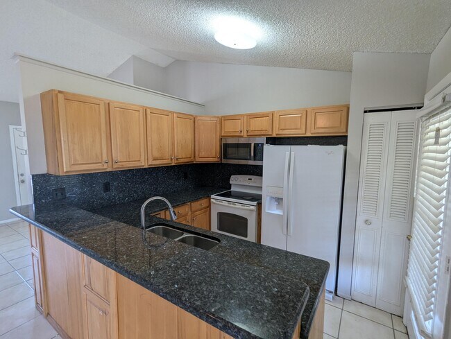 Building Photo - 554 SW Lakehurst Dr