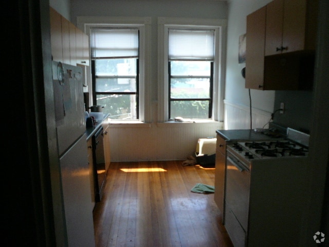Building Photo - 100 Linden St