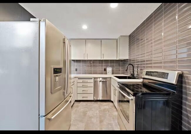 Building Photo - 2940 W Fairway Dr