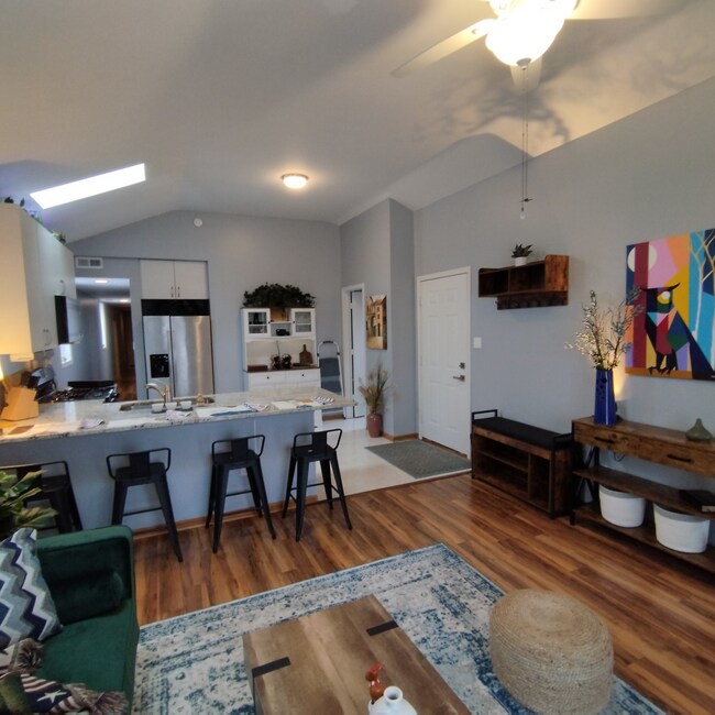 Foto del edificio - 2447 W Lexington St
