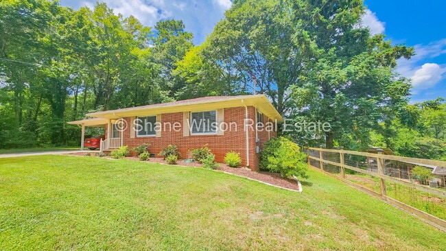Building Photo - Serene retreat in the heart of Dalton!