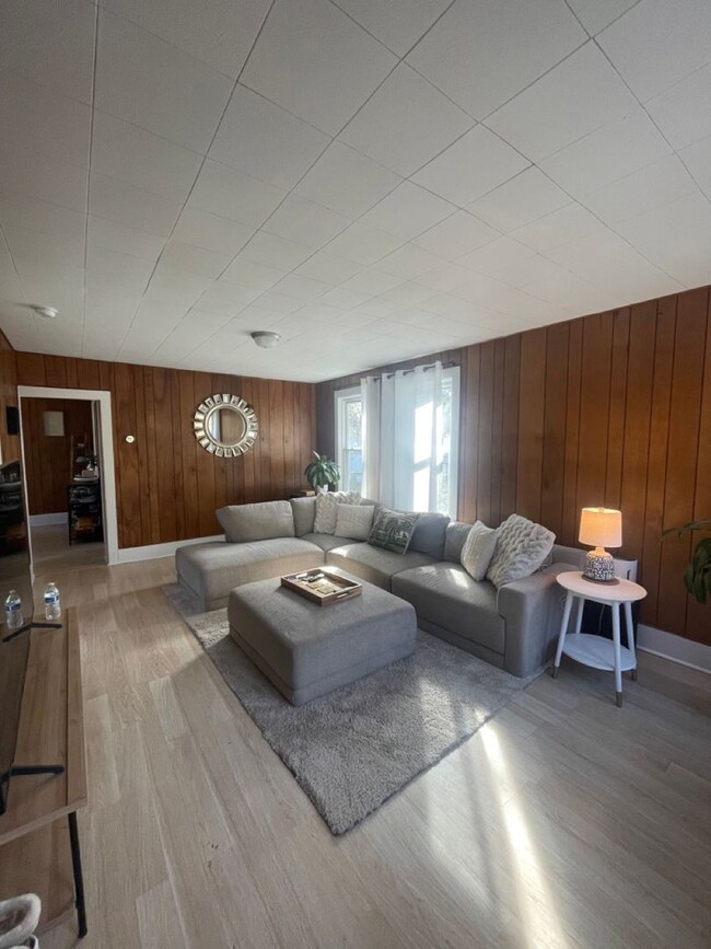 Building Photo - Charming 2 Bedroom/1 Bathroom House in Nor...