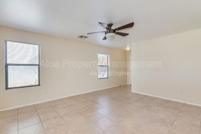 Foto del edificio - 2856 E Augusta Ave