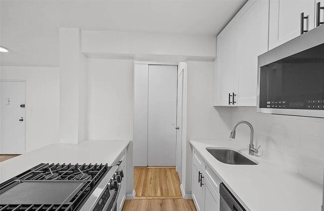 Building Photo - 5425 Valles Ave