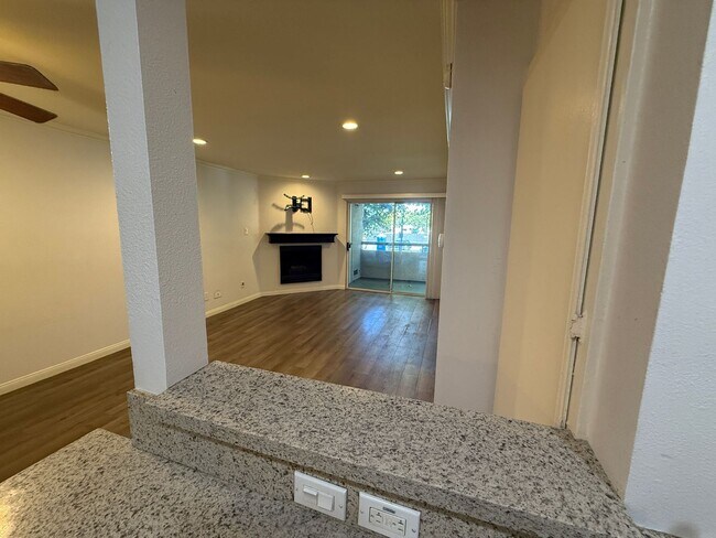 Foto del edificio - Modern 1-Bedroom Condo with Resort-Style A...