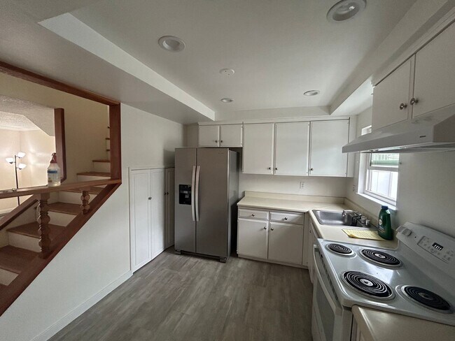 Foto del edificio - Two story Cypress townhouse, garage, patio, laundry and pool access