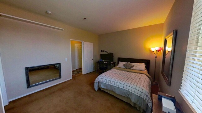 Foto del edificio - PRICE REDUCTION! Gorgeous 3 Bedroom 2.5 Ba...