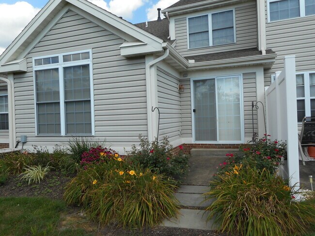 Building Photo - Beautiful 2 Bedroom, Loft 1 1/2 Bath Townh...