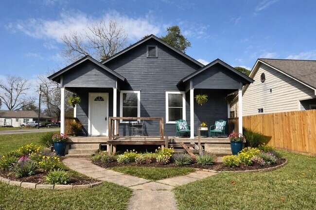 Foto del edificio - 301 E 3rd St