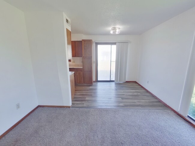 Building Photo - 3959 Garland apt 4