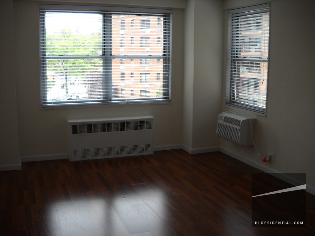 Primary Photo - 10460 Queens Blvd