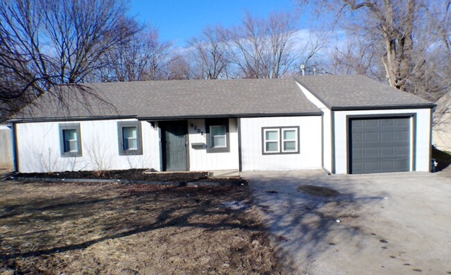 Foto del edificio - Lovely 3 bedrooms and 2 full baths ranch home located off Antioch Rd on W 81st St in Overland Park