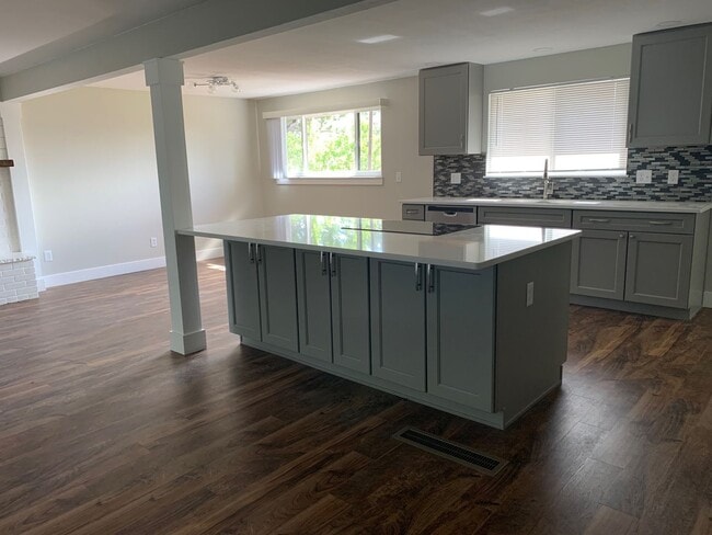 Building Photo - Beautiful 4 Bedroom 3 Bathroom Home in Wes...