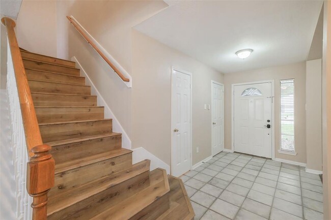 Building Photo - 6918 Canyon Creek Square
