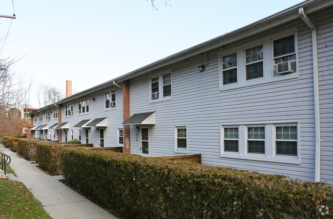 Building Photo - Pond View Homes