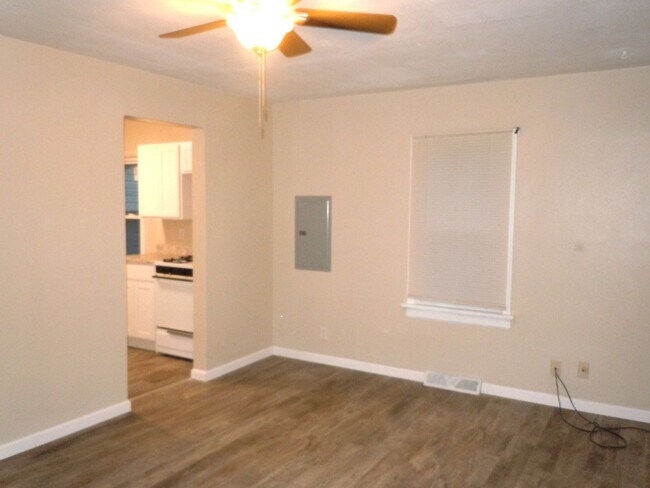 Foto del edificio - Two Bedroom Home with Utility Room off Kitchen and a Garage!!