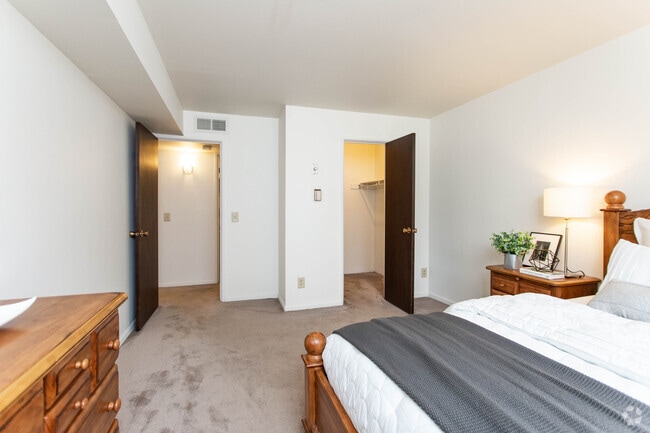1BR, 1BA - 600 SF - Colony Club Apartments