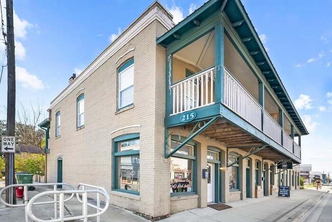 Building Photo - 215 W King St