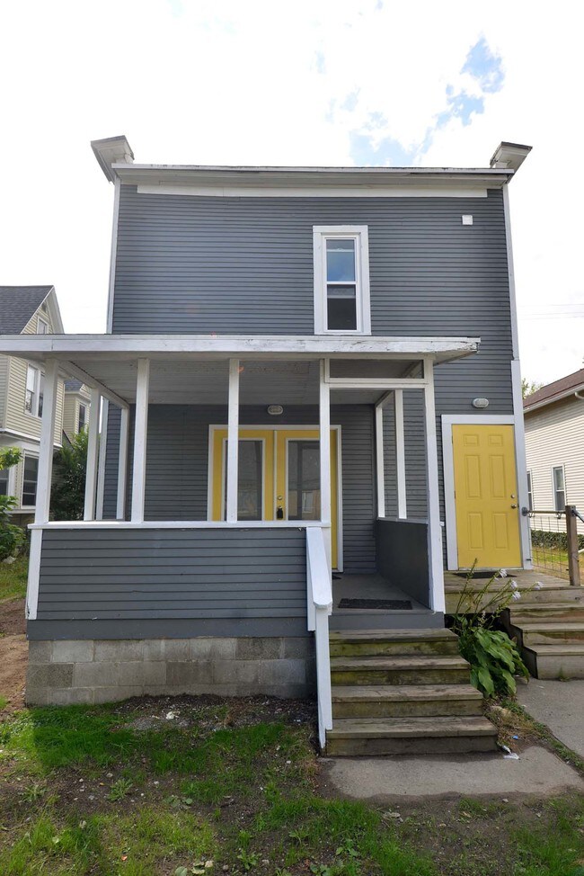 Building Photo - 611 Leonard St NE